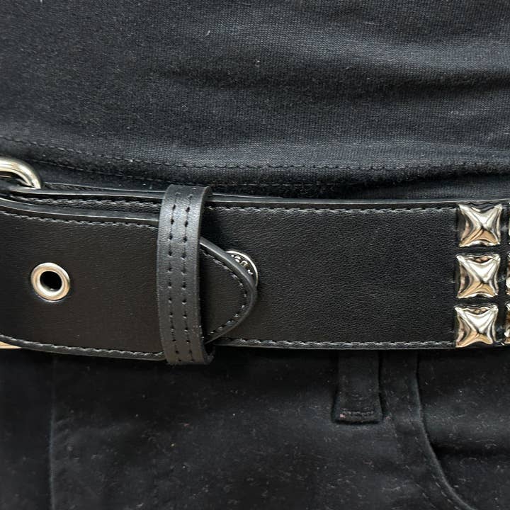 BT104VG CINTURA PREMIUM IN PELLE VEGANA CON 3 FILE DI BORCHIE MADE IN USA per la vendita all'ingrosso da parte di Funk Plus