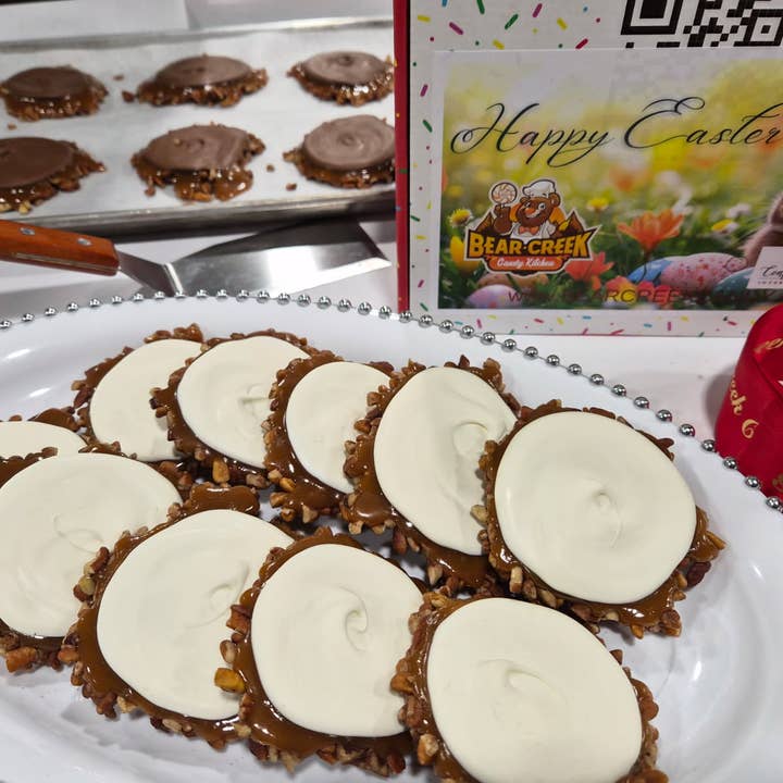 Påske Hvide Chokolade Bjørnekløer Æske med 10 eller 18 for engroshandel hos Bear Creek Candy Kitchen