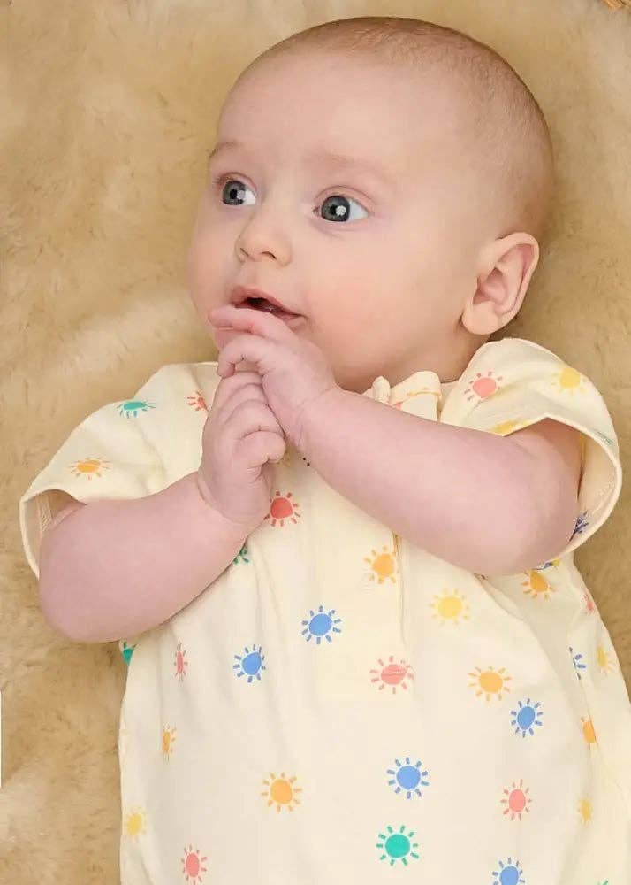 Regnbåge Regnbåge Solsken Kortärmad Baby Lekdräkt - Dinky för wholesale på Faire4