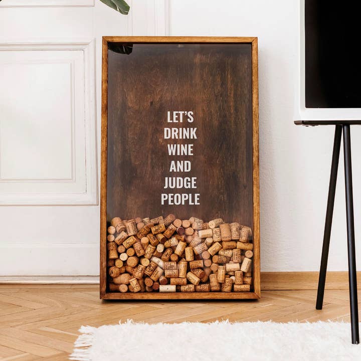 The Corkbox Company – wholesale Skylt – Vindekor, vinkorkhållare ”Låt oss dricka vin” Vinskylt