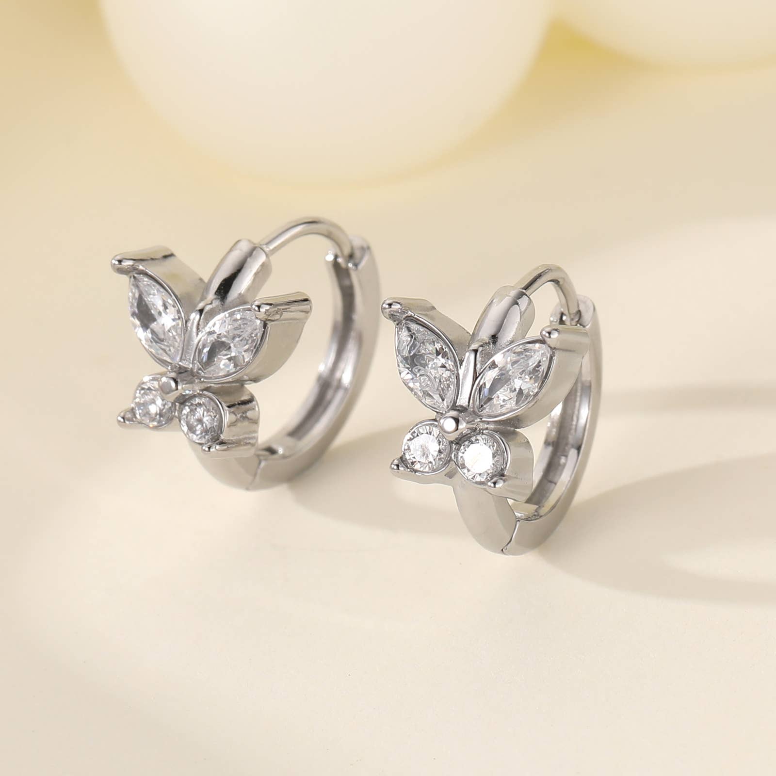 Lovelika – Engroshandel Enkeltøreringe – Hårringe med rhinsten og sommerfugle - Alexis0