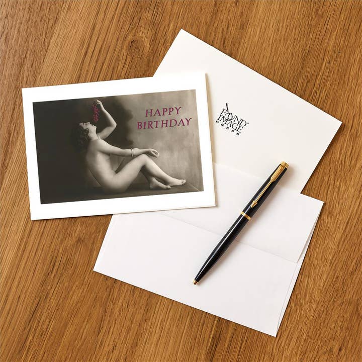 Found Image Press - Venta al por mayor Conjunto de papelería y tarjetas - Tarjeta de Felicitación HB-104 Feliz Cumpleaños, Desnudo Vintage con Uva