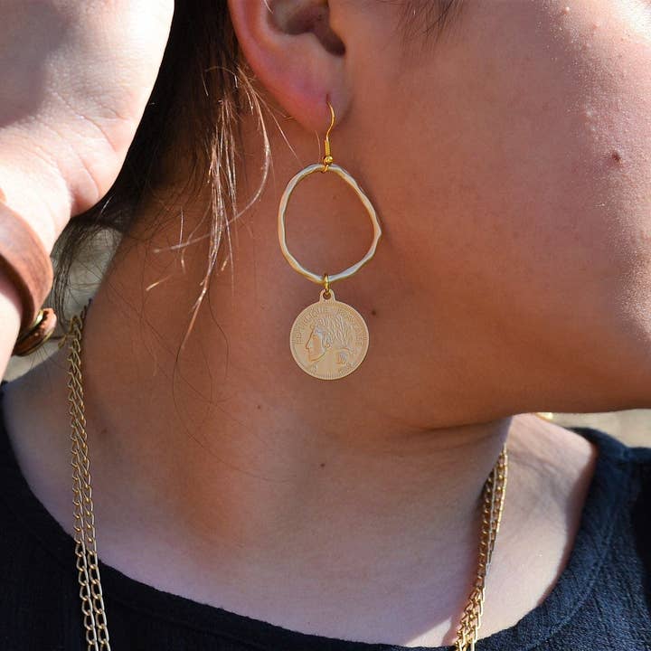 The Jewelry Junkie - Vendita all'ingrosso Orecchini pendenti - Orecchini a cerchio in oro opaco con pendente a moneta 203v3