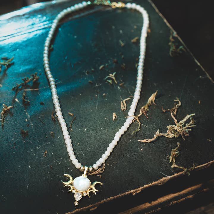 Flesh & Soul - Wholesale Choker/collar - FIVE MOONS MOONSTONE Pearl Choker1