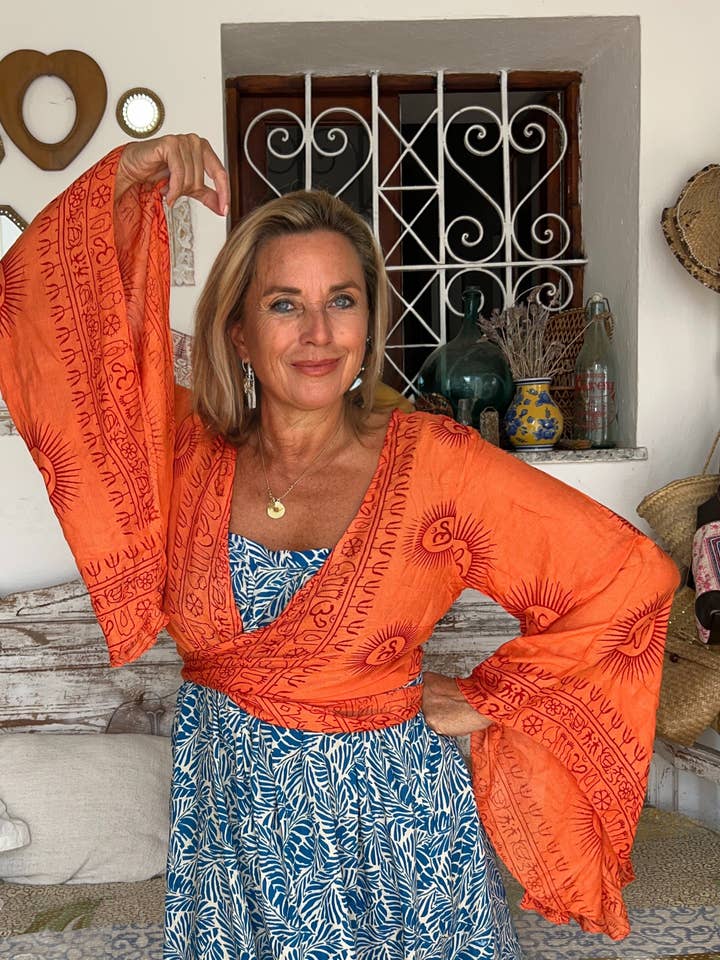 Top Cruzado Bohemio con Estampado Om – Blusa Corta de Festival Espiritual, blusa hippie cruzada para venta al por mayor de Aurobelle Ibiza