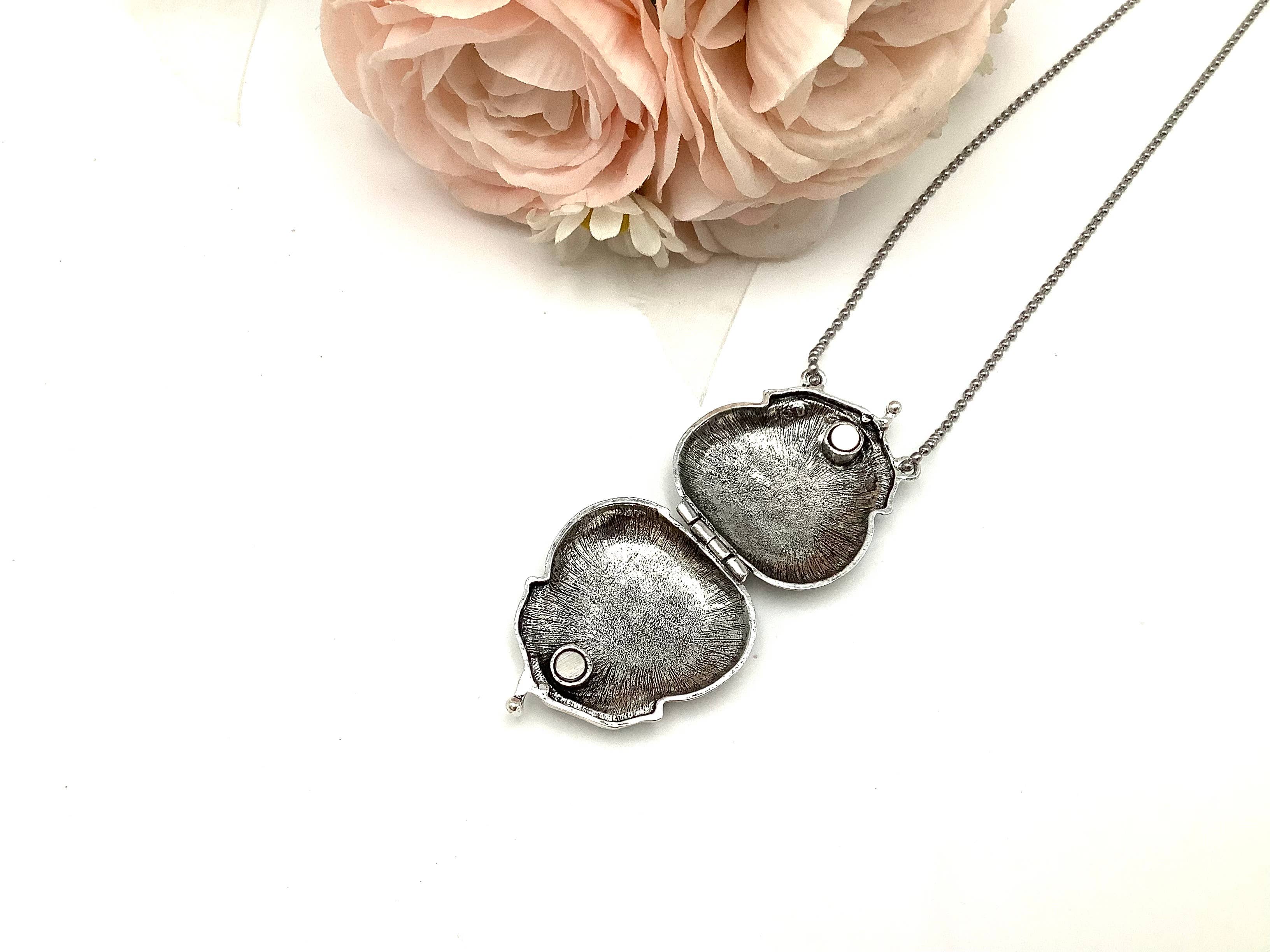 All Little Cute Things – wholesale Halsband med medaljong – Franskt viktorianskt silverhänge i form av handväska, tefestgåvor4