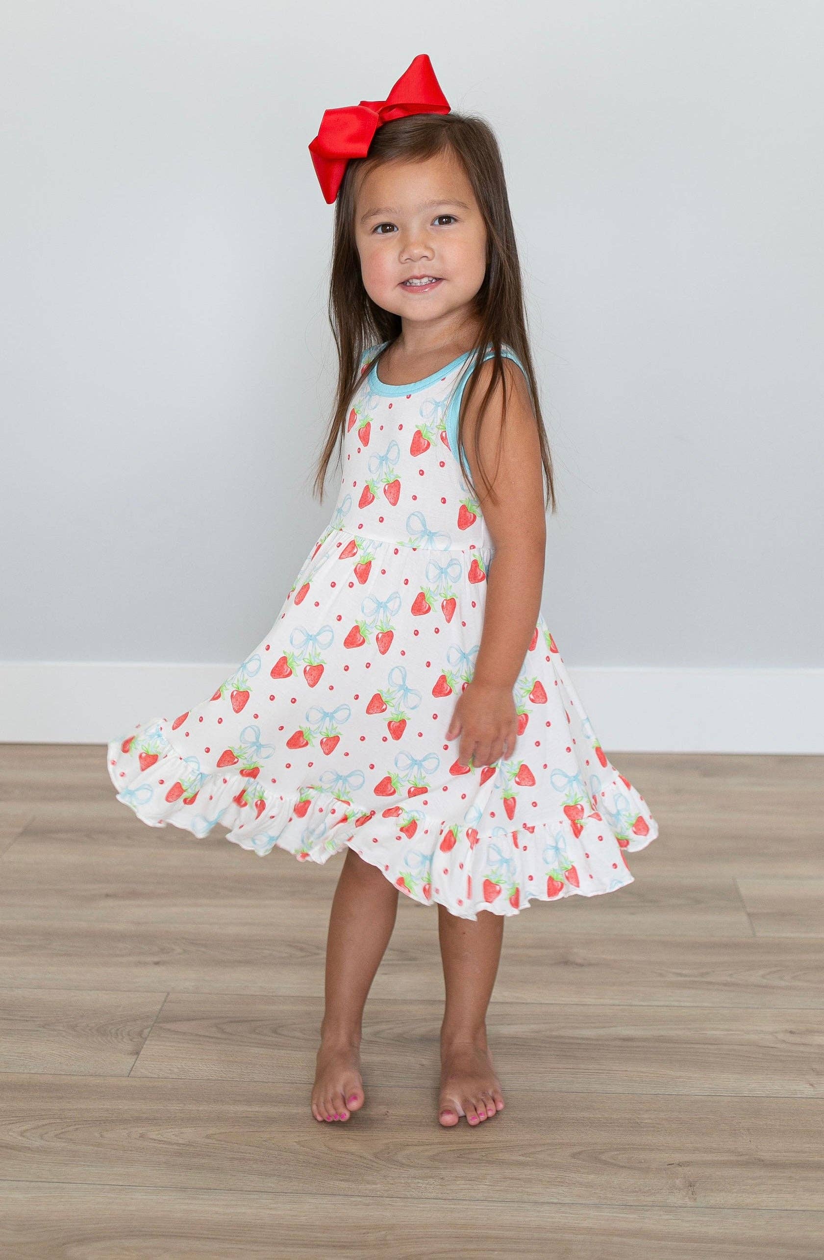 Sweet Bay Clothing – Engroshandel Kjole - Børn – Jordbær og Sløjfer Razorback Snurrekjole2