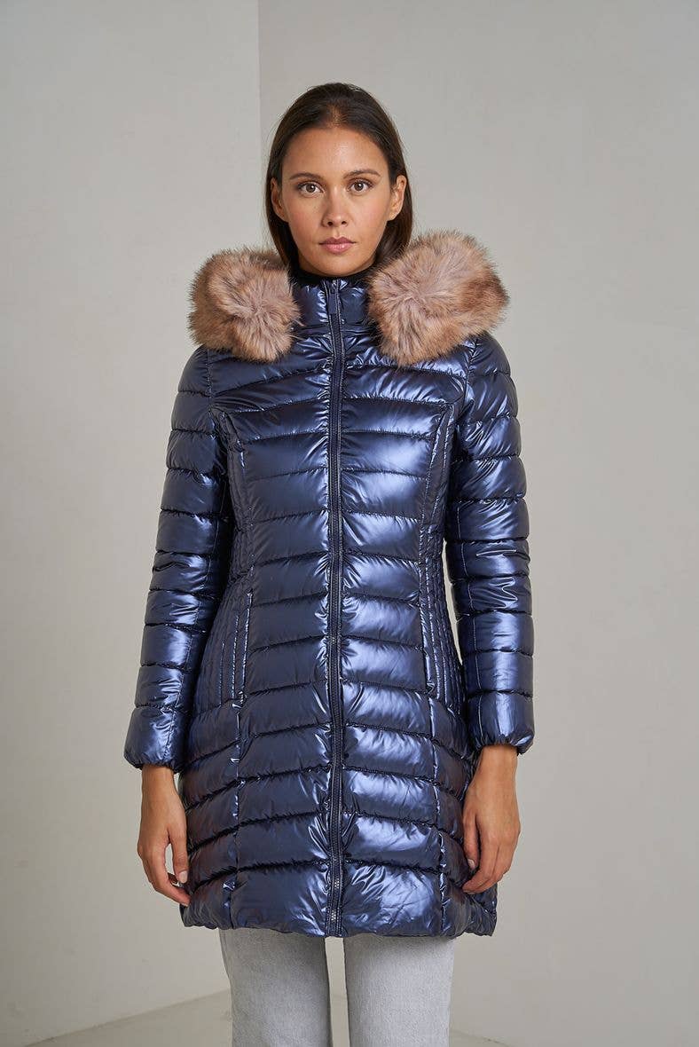 Attrait Paris – Großhandel Pufferjacke – Damen – Metallic lange Steppjacke mit Fell am Kapuzenrand9