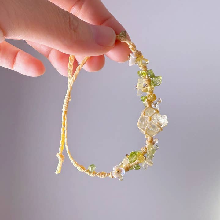 Quartzberry - Bracelet en macramé fait main avec une citrine brute pour le chakra du plexus solaire pour la vente par Ninaouity