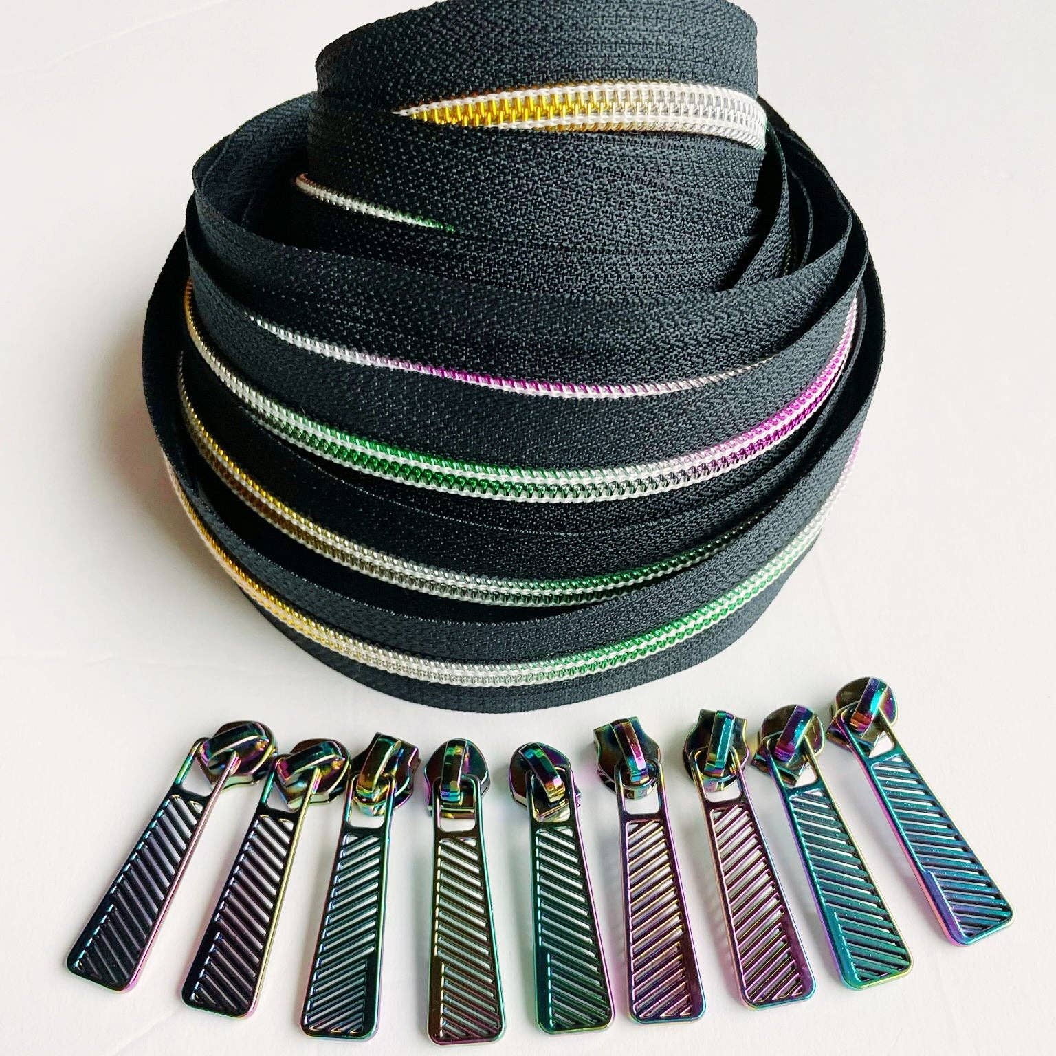 Sew Hungryhippie LLC - Wholesale Craft Supplies - Zipper Black & Rainbow1
