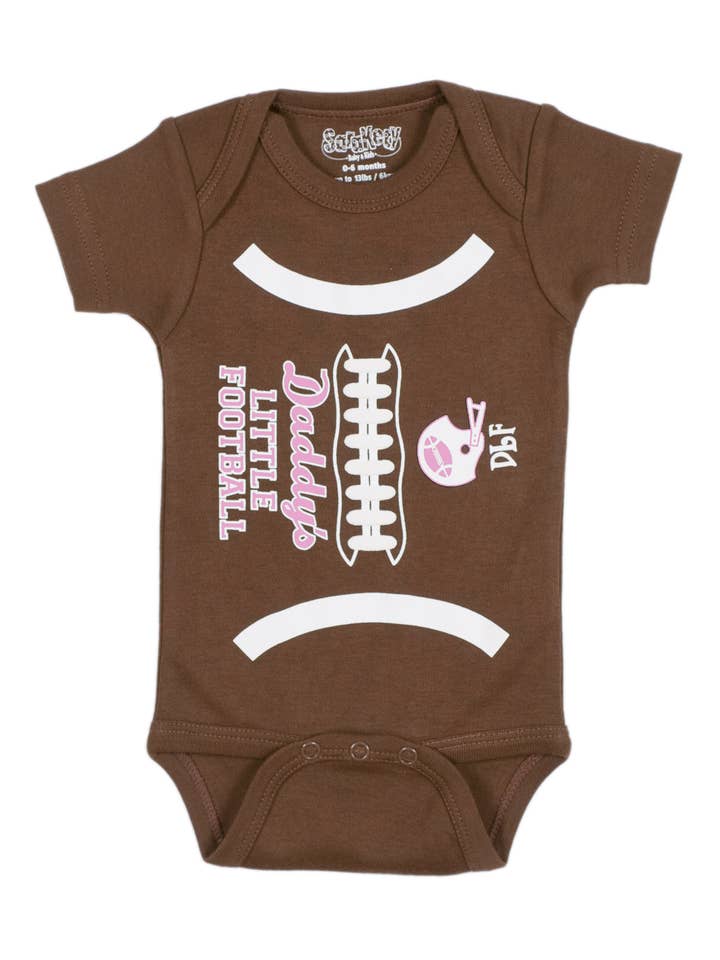 Baby's Little Football Girl Combinaison pour la vente par Sara Kety Baby & Kids