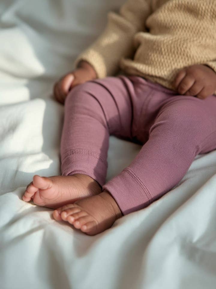 Wollen baby- og børnebukser i merinould - Lavender Mist for engroshandel hos Lille Barn