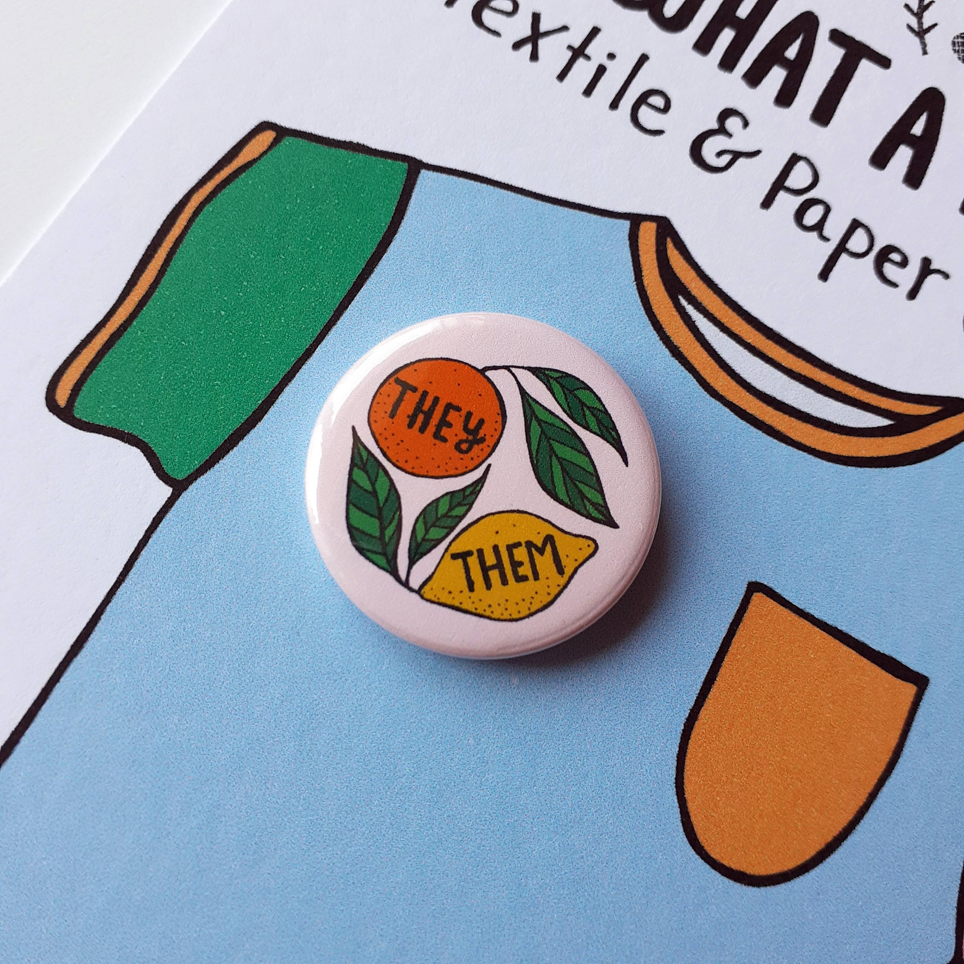 O What A Feeling | Textile & Paper Goods Co. – Großhandel Anstecker/Button – Mini-Anstecknadeln mit Zitruspronomen, 25 mm, auf niedlicher Displaykarte4