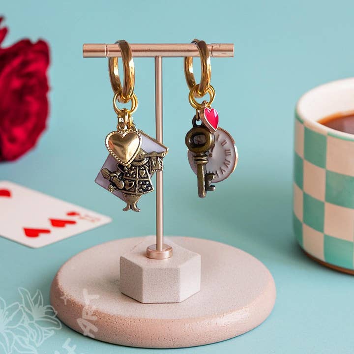 Alice i Eventyrland Bronze & Guld Charm Huggie Hoop Øreringe for engroshandel hos Predictable Art