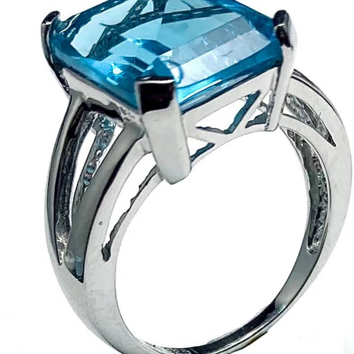 Anello in argento con elenite blu classica di Mt St Helens taglio smeraldo per la vendita all'ingrosso da parte di Twan Kee Jewelry