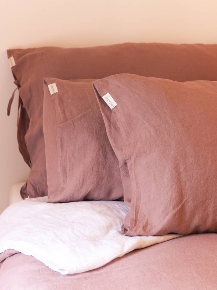 Fronha Rosa Escuro 100% Linho (50x70cm) por atacado de JAAN STUDIO