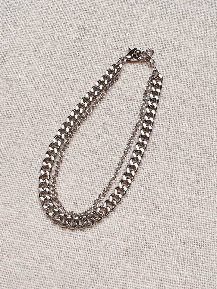 Dubbele armband met ketting en ketting in rhodium voor wholesale door Juniper Wish