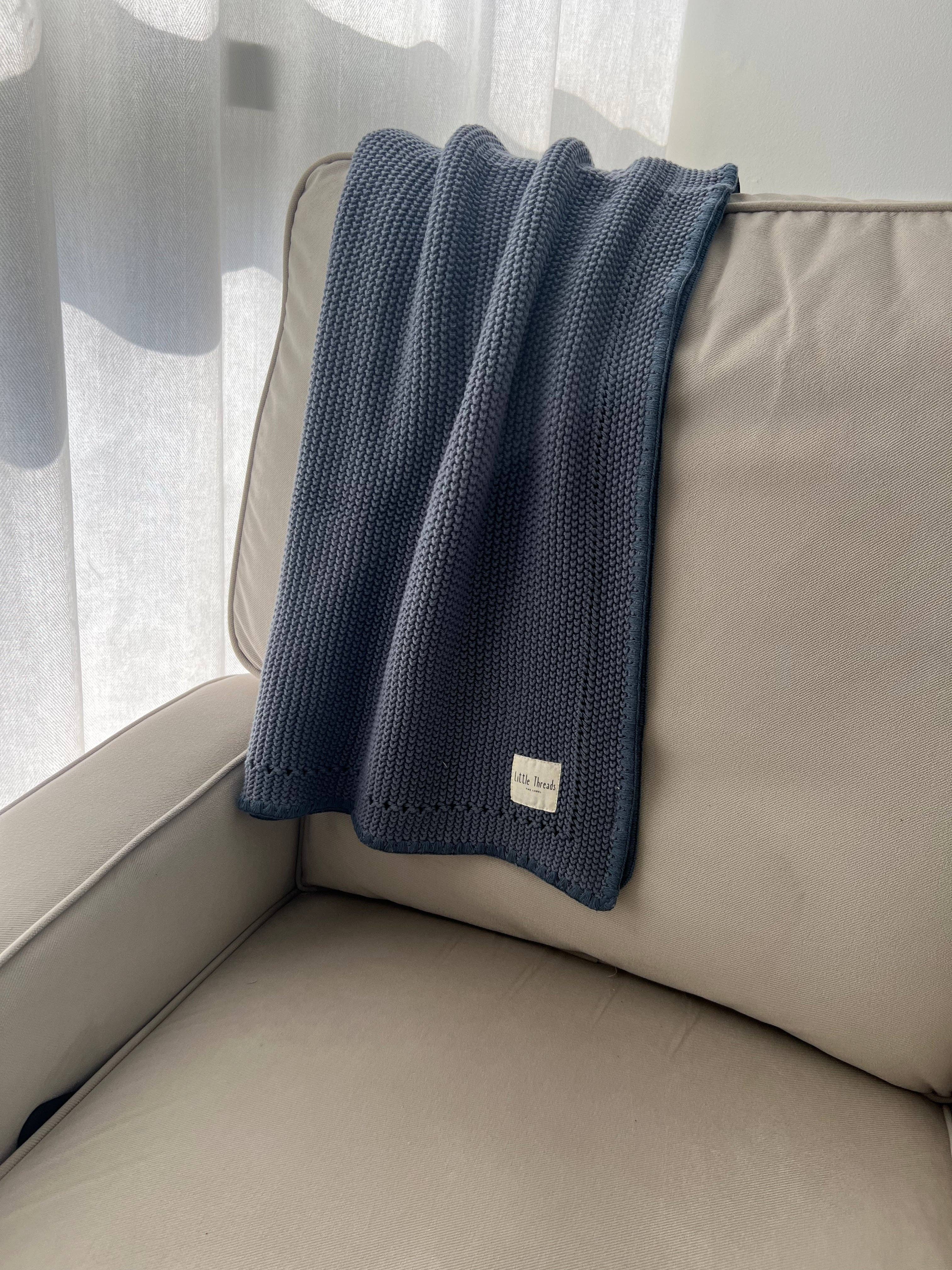 Little Threads – Engroshandel Sengetæppe - Børn og baby – Skiferblå strikket bomuldstæppe5