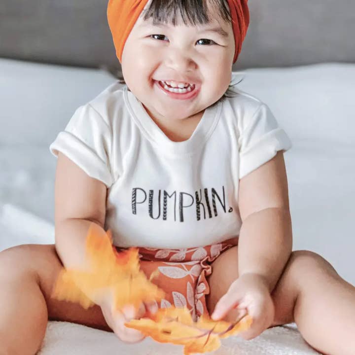 Graphique de bébé pour l'Action de grâce d'automne en body organique | citrouille pour la vente par Finn + Emma