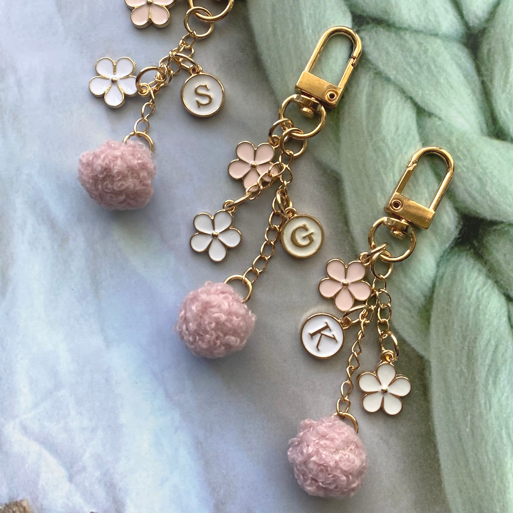 DrifWoo – Großhandel Schlüsselanhänger – Damen – Süßes, florales Initialmotiv, Schlüsselanhänger für AirPods, Zubehör für Mädchen1
