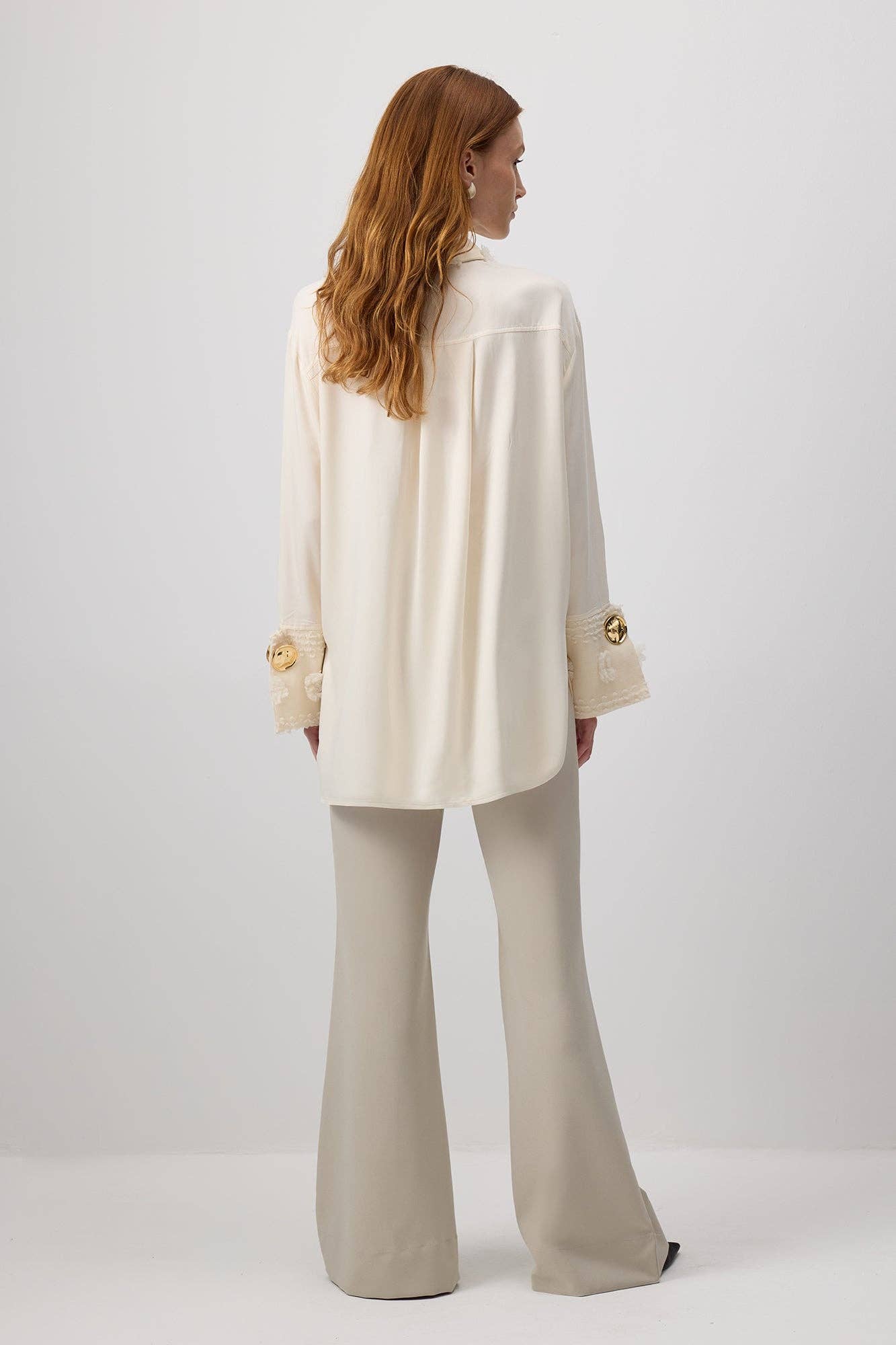 Krem Broderet Krave & Manchet Viskose Skjorte – Elfenbens Elegance for engroshandel på Faire7