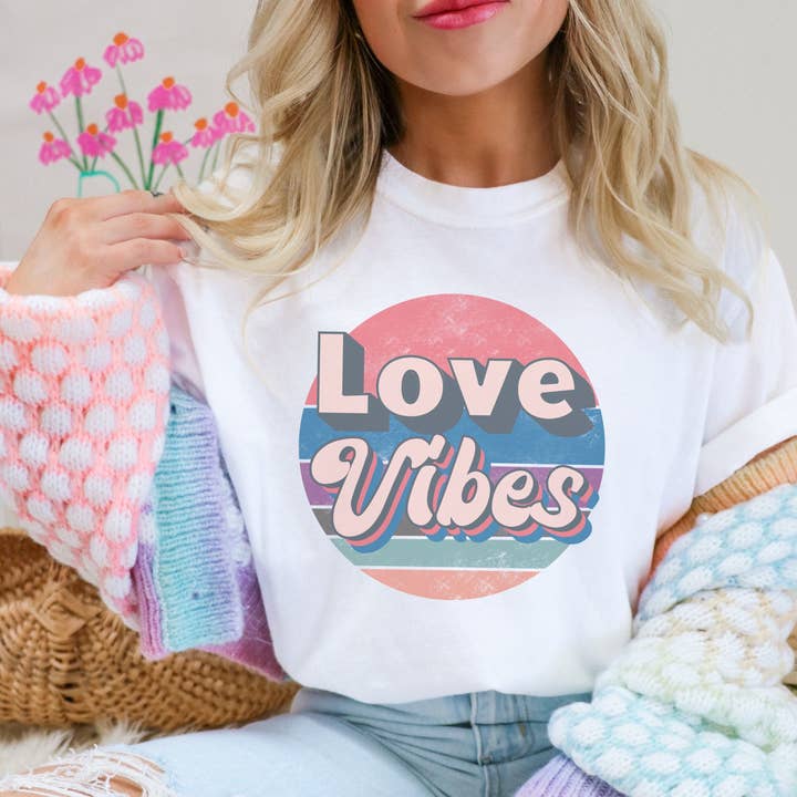T-shirt Love Vibes | T-shirt gráfica Dia dos Namorados por atacado de Amy Anne Apparel Inc