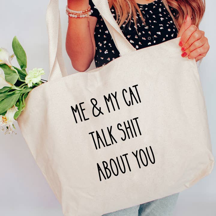 Me and My Cat Talk Shit About You Tragetasche in 2 Größen für den Großhandel von Love You a Latte Shop