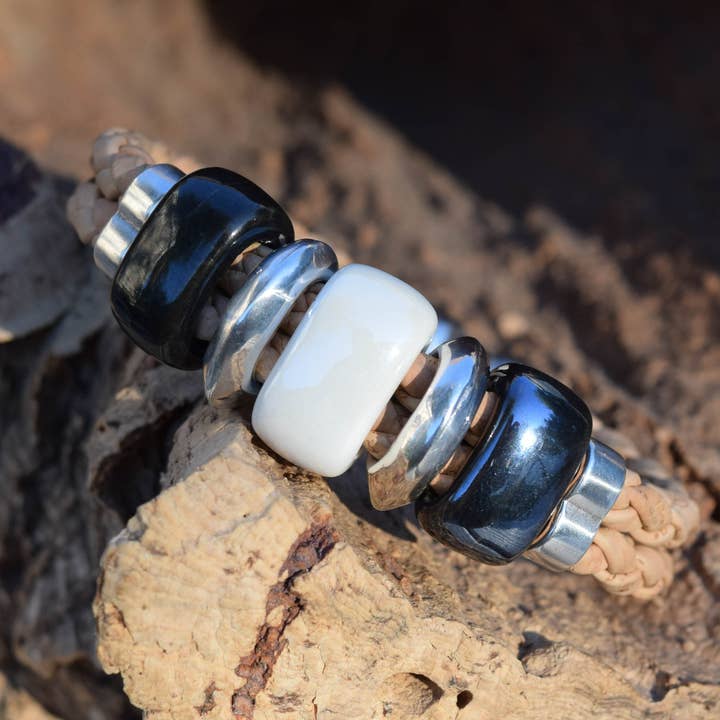Bracelet en liège perlé noir et blanc pour la vente par Cork Tree Designs