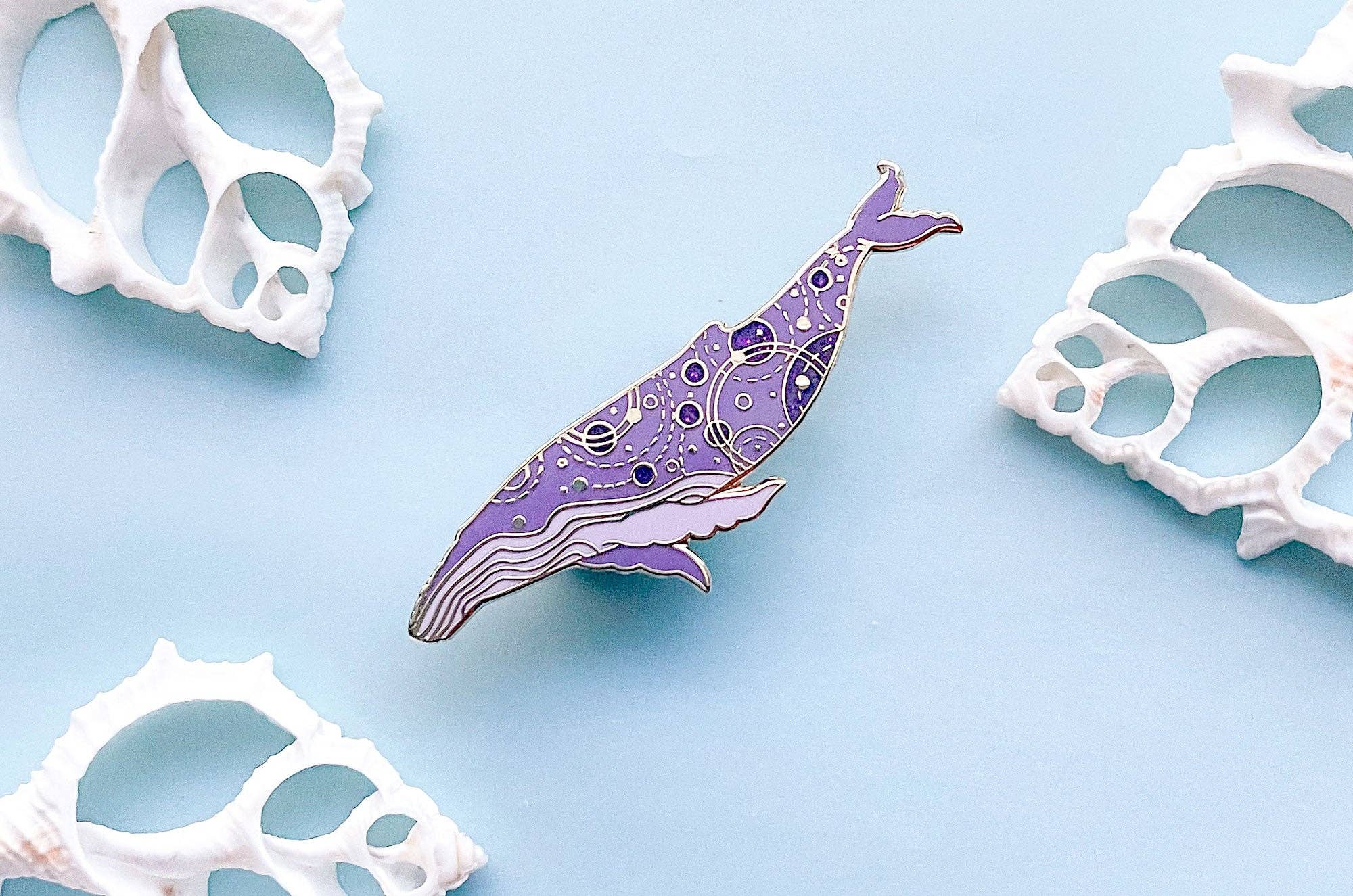 Alum and Ink - Wholesale Reversspeld/knoop - Orbitale bultrug (zeesirene) speld3