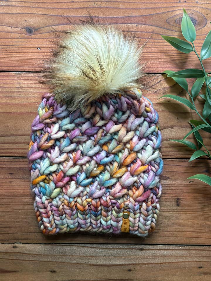 Knus Hat i Dansende Blade for engroshandel hos Ellikin Knits, LLC