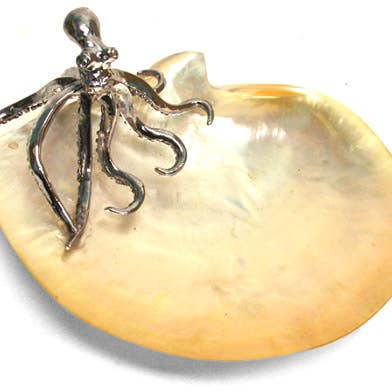 Modern Coastal by Contrast Inc. – Großhandel Dekorative Platte/Teller/Schüssel – Muschelschale aus Zinn, Oktopus, Perlmutt1