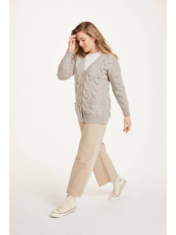 Aran Woollen Mills – Engroshandel Cardigan - Dame – Downpatrick dame Aran cardigan - havregrynsfarvet5
