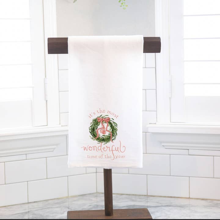 Ashley Triggiano Art & Design – wholesale Kökshandduk – Rosa krans julprydnad kökshandduk - Holiday Kitchen1