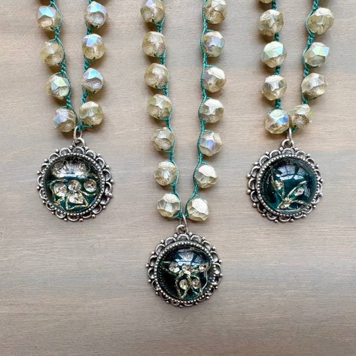 Pendentif Trésor Antique Atelier Français Avec Cristal Tchèque Taillé en Opale pour la vente par Twist Style