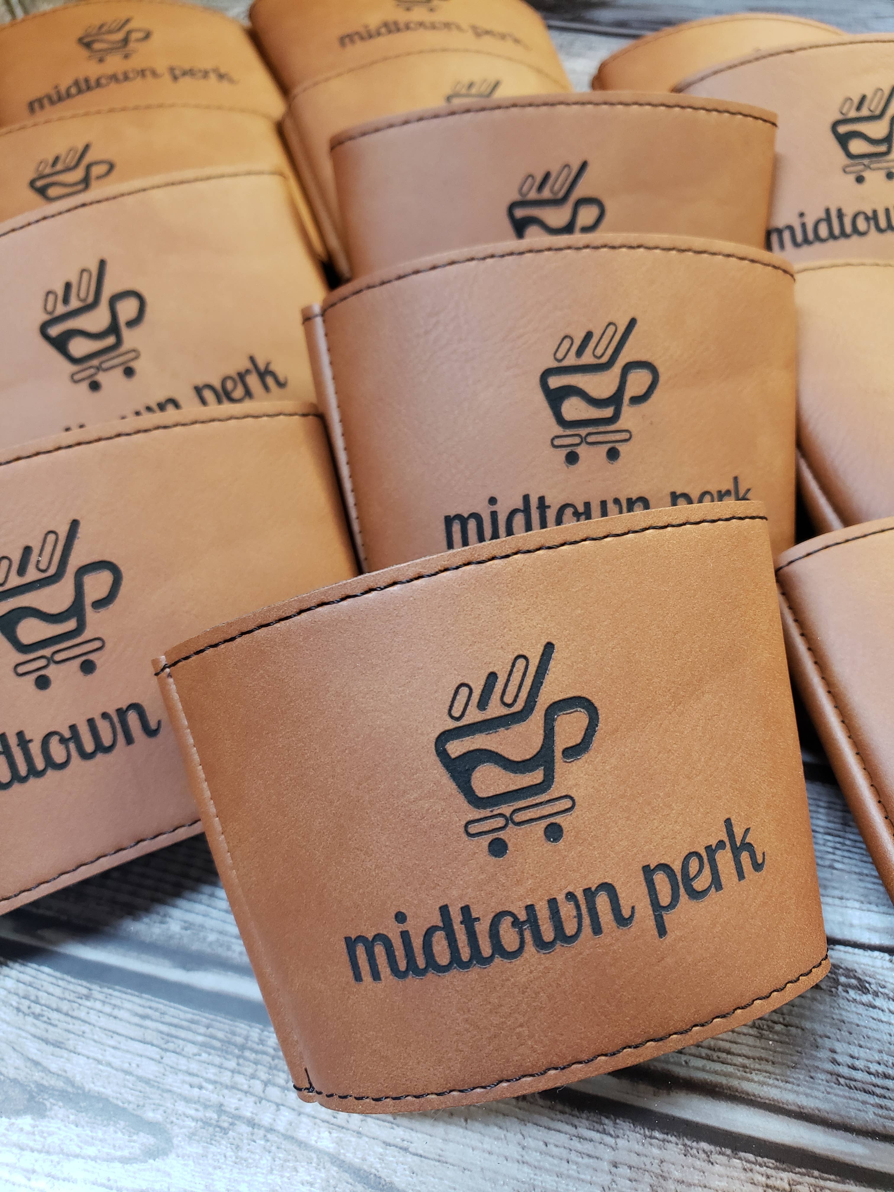 The Rural Home - Venta al por mayor Fundas para recipientes de bebida - Manga de Taza de Cuero Sintético Grabada – Marca de Cafetería Reutilizable4