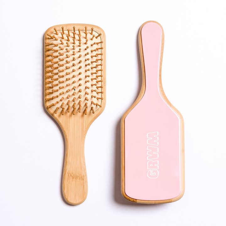 Brosse à cheveux GRWM rose pour la vente par GRWM