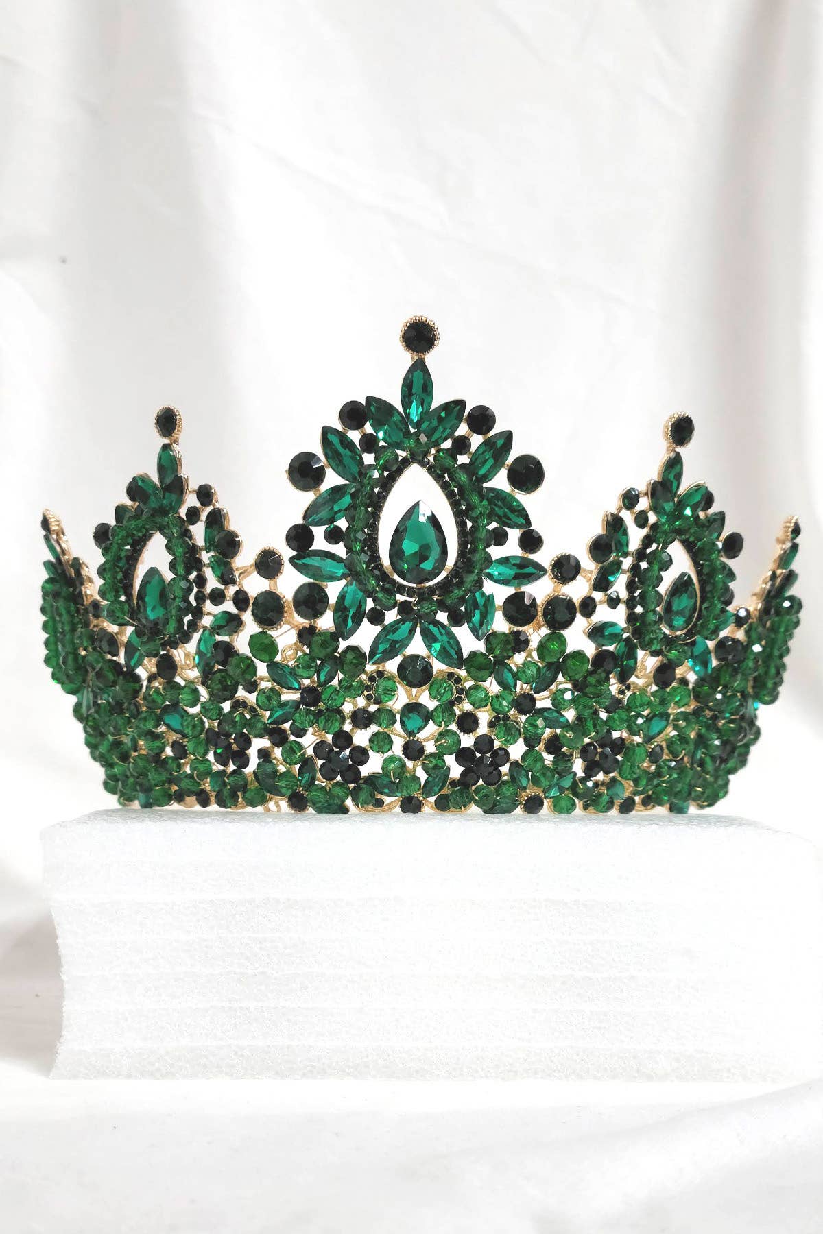 Chicas - Wholesale Tiara - Women's - Metal tiara with crystal balls and jewel rhinestones HT96211