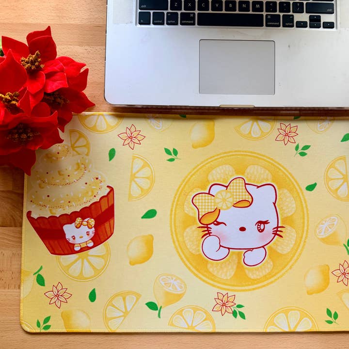 TAPIS DE BUREAU GÂTEAU AU CITRON HELLO KITTY pour la vente par Jennyray illustrations