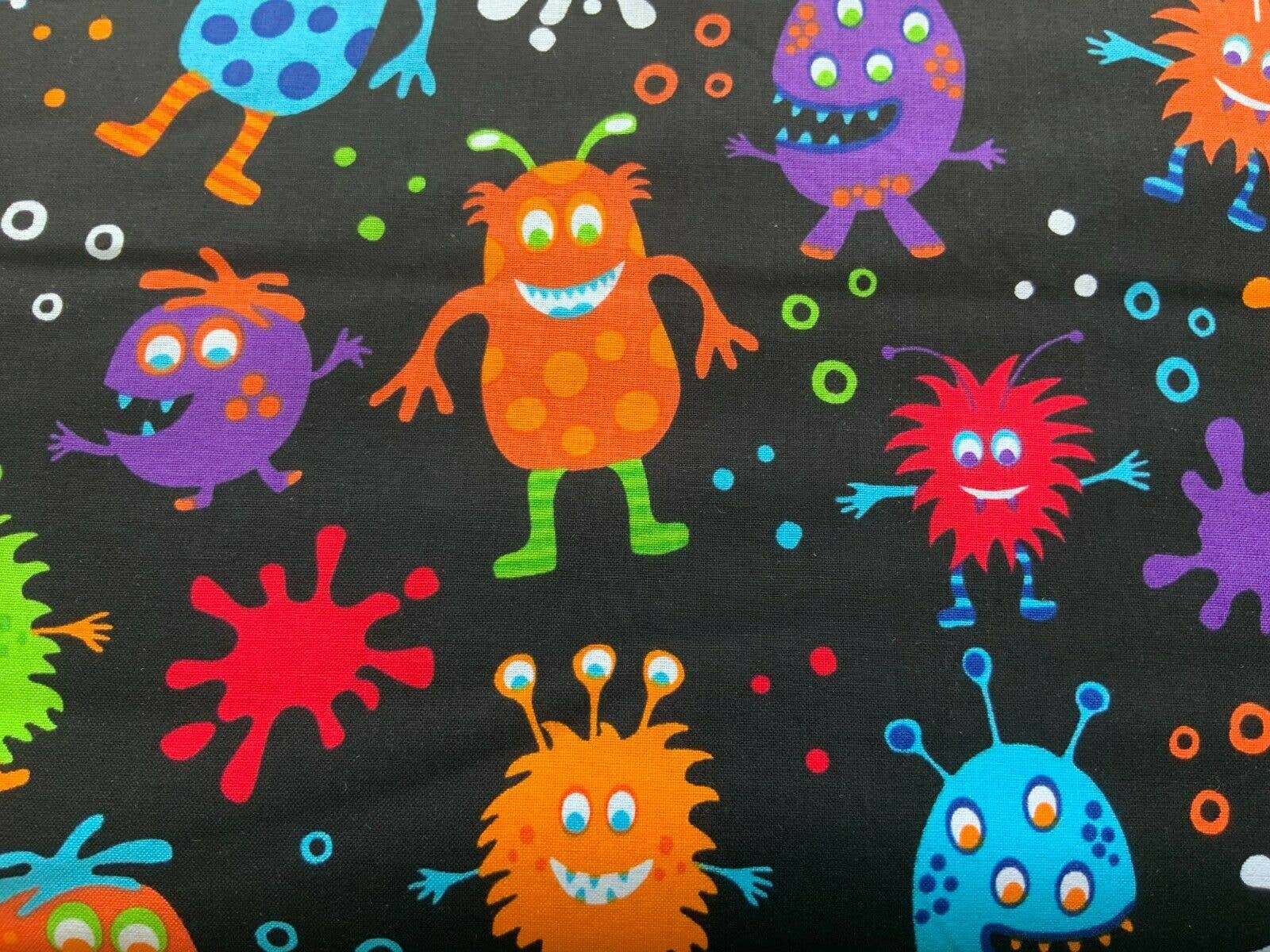 Kims Crafty Corner - Venta al por mayor Tela - Tela de monstruo negro, tela de animales para niños1