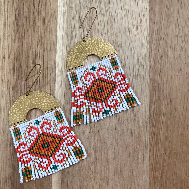 Orecchini in ottone con perline folkart a mosaico in azzurro. per la vendita all'ingrosso da parte di Bellow and Brass