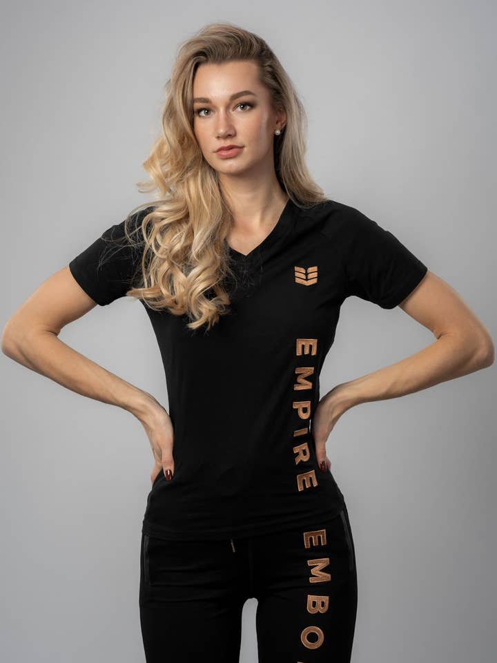 Camiseta clásica Venus de algodón orgánico con cuello en V en negro bordada para venta al por mayor de Empire Embodied