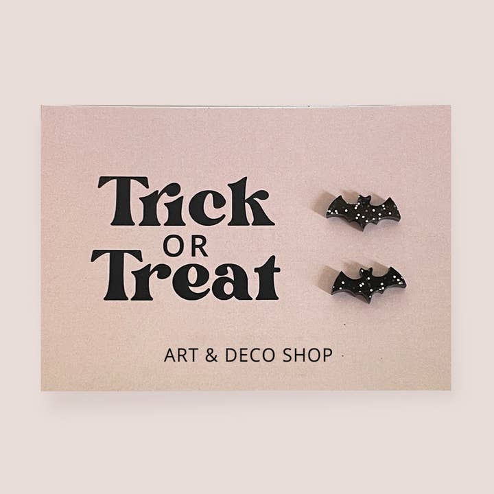 Boucles d'oreilles clous chauve-souris scintillantes d'Halloween – Acrylique étincelant pour la vente par Art and Deco Shop