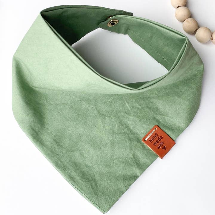 Accessori Fall Dog | Bandana verde per cani | Fatta a mano per la vendita all'ingrosso da parte di BLUE FEATHER BY PAT