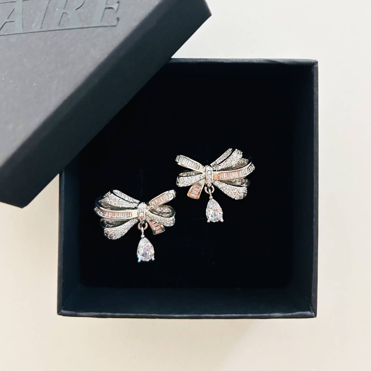 ÉCLAIRE – Großhandel Ohrhänger – Schleifen-Ohrringe mit hängendem Anhänger