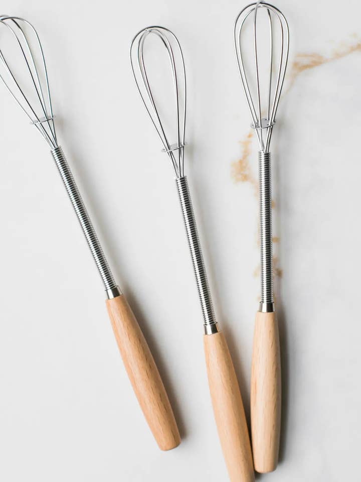 Mini fouet vintage avec manche en bois pour la vente par Fodory