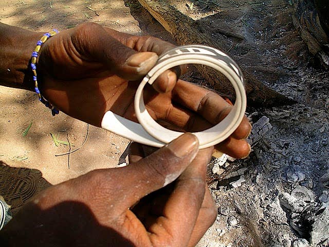 UNTIL THERES A CURE FOUNDATION – wholesale Manschettarmband – Handsnidad afrikansk konst armband8