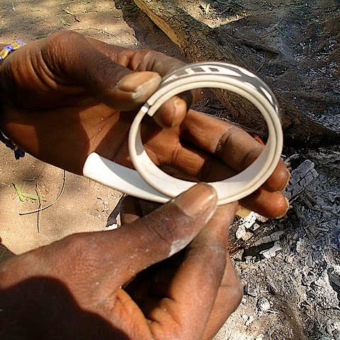 UNTIL THERES A CURE FOUNDATION – wholesale Manschettarmband – Handsnidad afrikansk konst armband8