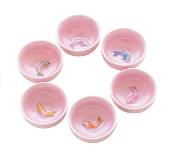Green Pastures Wholesale - Vendita all'ingrosso Servizi da tè - Set da tè in ceramica rosa con design di pesci Koi orientali1