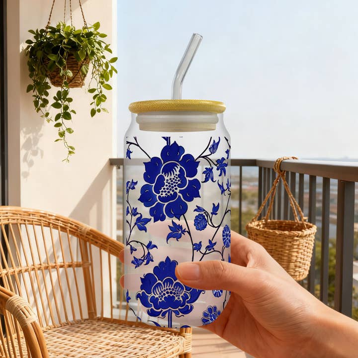 Tasse en verre UV DTF à motif bleu et blanc pour la vente par Candles Meta