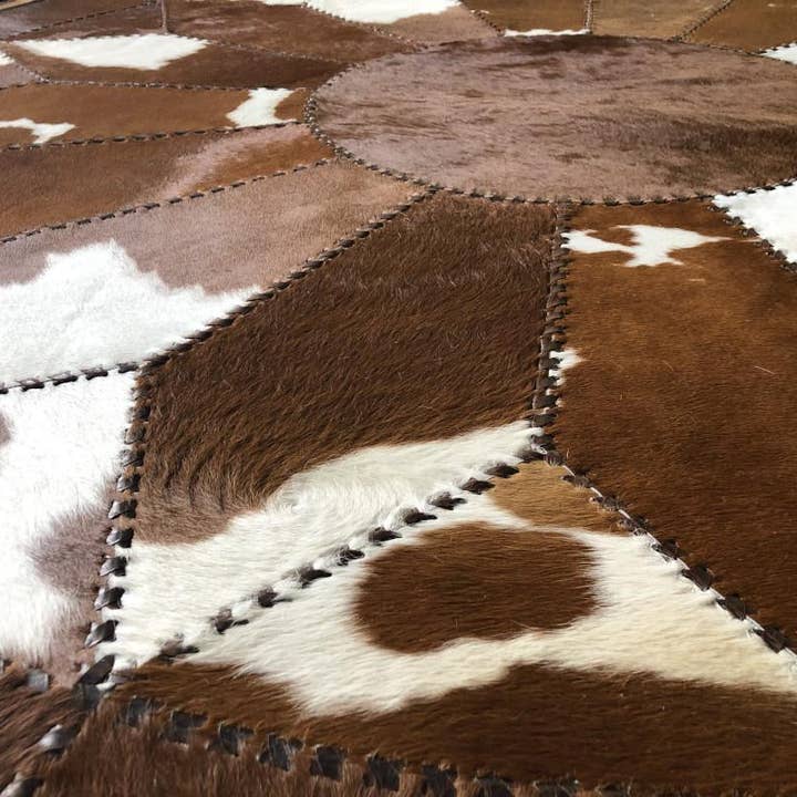 PIGMENTIFY - Vente Tapis - Tapis artisanal rond en peau de vache 100 % naturelle2